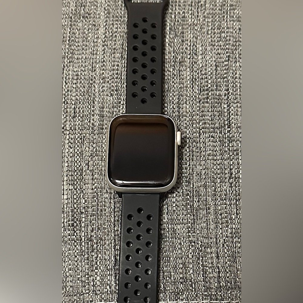 Apple SE Watch with trendy Black Band and Silver Case - GPS + cellular